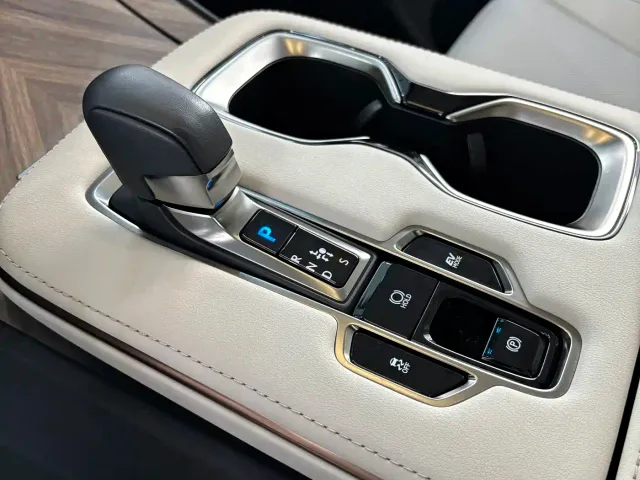 Lexus LM — Фото автомобиля 11