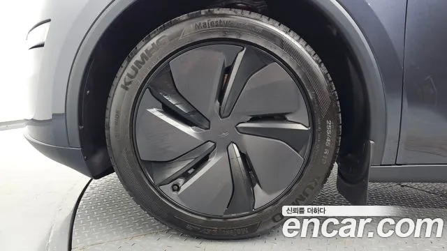 Tesla Model Y — Фото автомобиля 5
