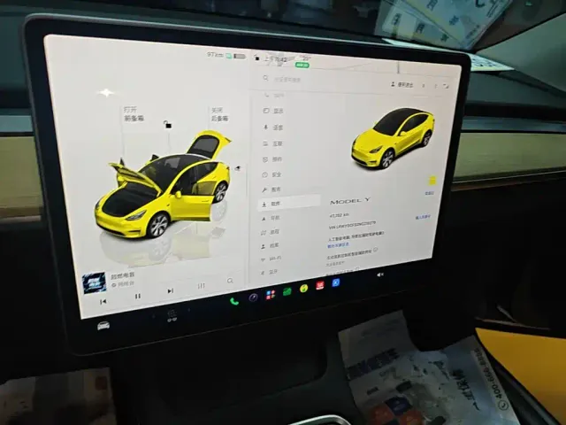 Tesla Model Y — Фото автомобиля 12