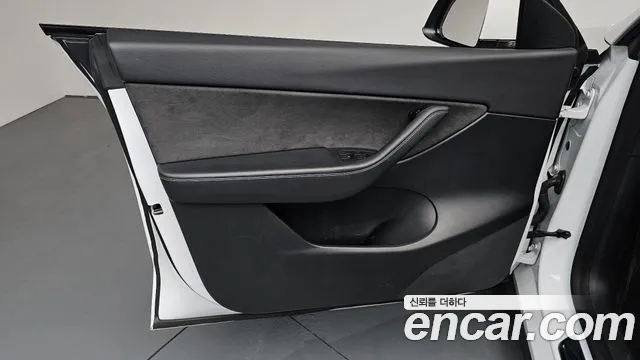 Tesla Model Y — Фото автомобиля 13