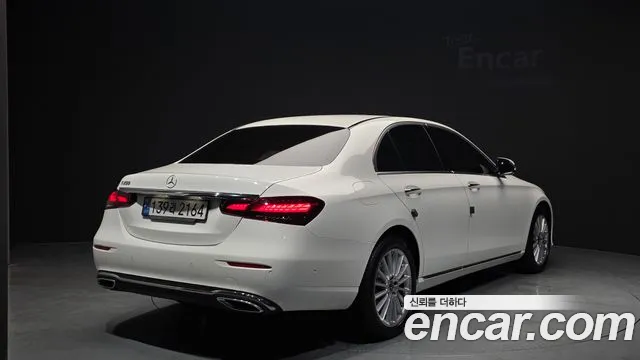 Mercedes-Benz E-Class — Фото автомобиля 2