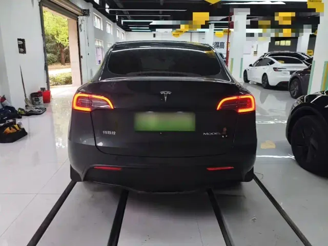 Tesla Model Y — Фото автомобиля 5