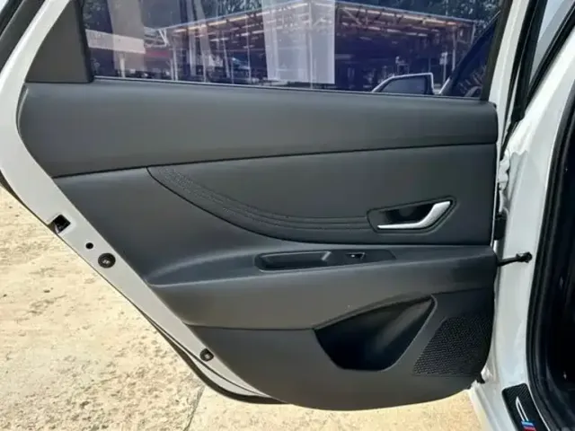 Hyundai Elantra 2022 1.5L CVT LUX Premium Edition — Фото автомобиля 16