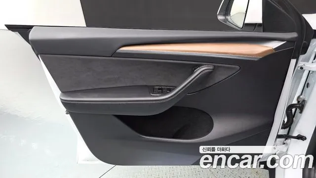 Tesla Model Y — Фото автомобиля 13