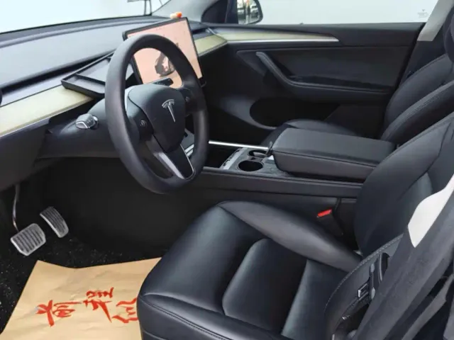 Tesla Model Y — Фото автомобиля 4