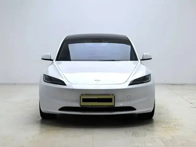 Tesla Model 3 — Фото автомобиля 2
