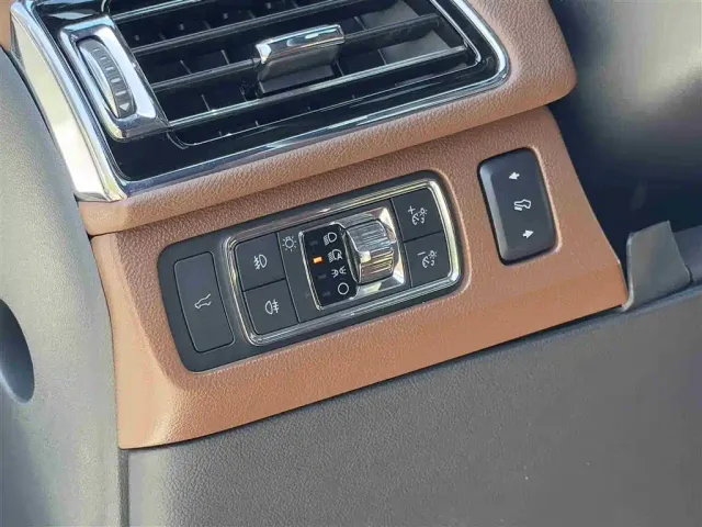 Lincoln Navigator — Фото автомобиля 19