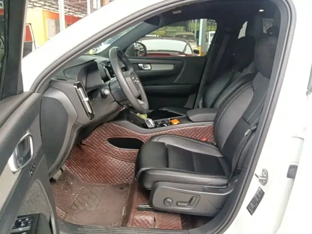Volvo XC40 — Фото автомобиля 10