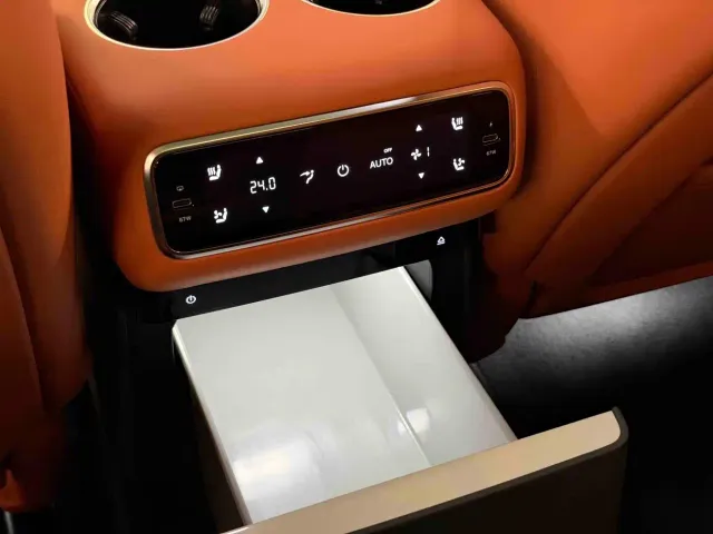 Li Auto L8 — Фото автомобиля 11