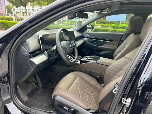 BMW 5 Series — Фото автомобиля 5