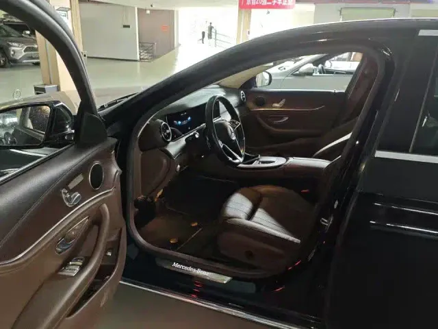 Mercedes-Benz E-Class — Фото автомобиля 4