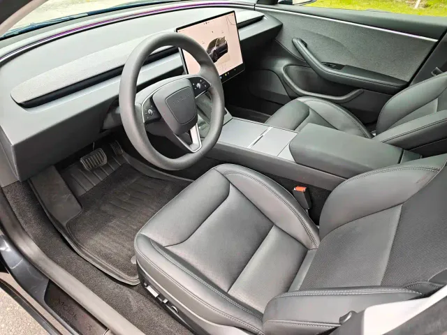 Tesla Model 3 — Фото автомобиля 12