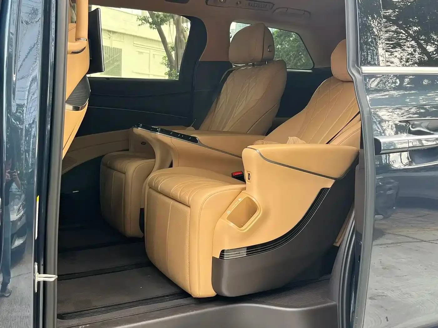 Denza Denza D9 2025 Model DM-i Smart Drive Edition 1020 AWD Flagship — Фото автомобиля 6