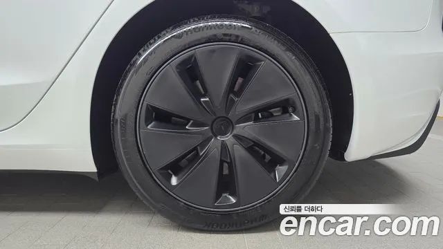 Tesla Model 3 — Фото автомобиля 6