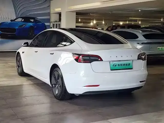 Tesla Model 3 — Фото автомобиля 9