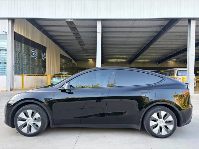 Tesla Model Y — Фото автомобиля 6