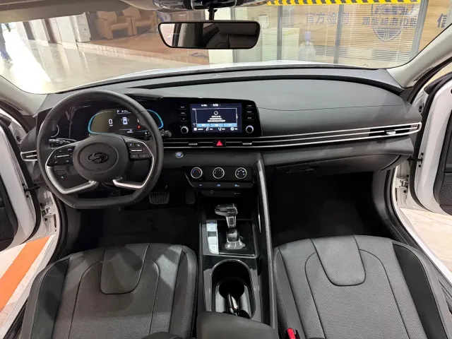 Hyundai Elantra — Фото автомобиля 12