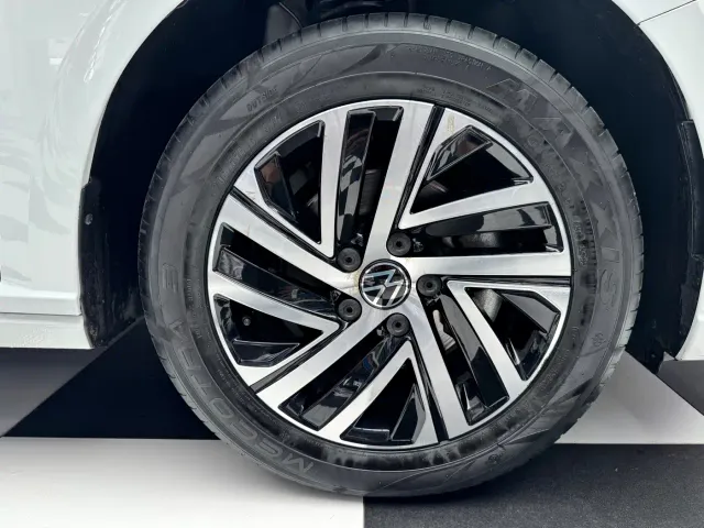 Volkswagen Lavida — Фото автомобиля 5