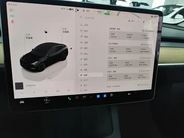 Tesla Model Y — Фото автомобиля 11