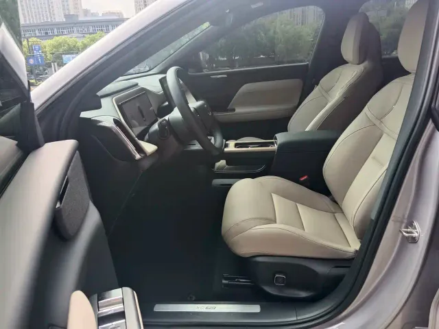 Volvo XC70 Plug-in Hybrid — Фото автомобиля 9