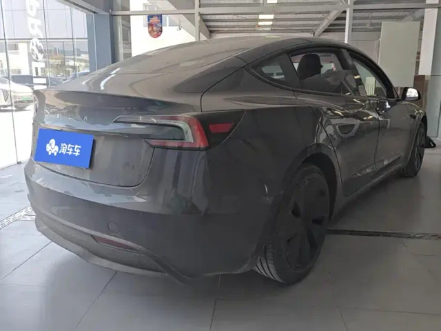 Tesla Model 3 — Фото автомобиля 3