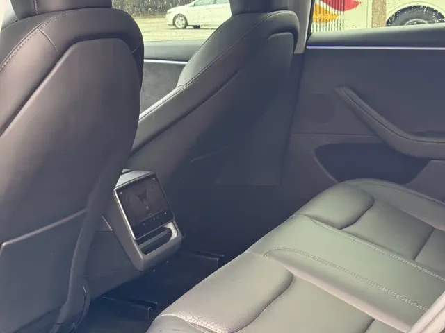 Tesla Model 3 — Фото автомобиля 9