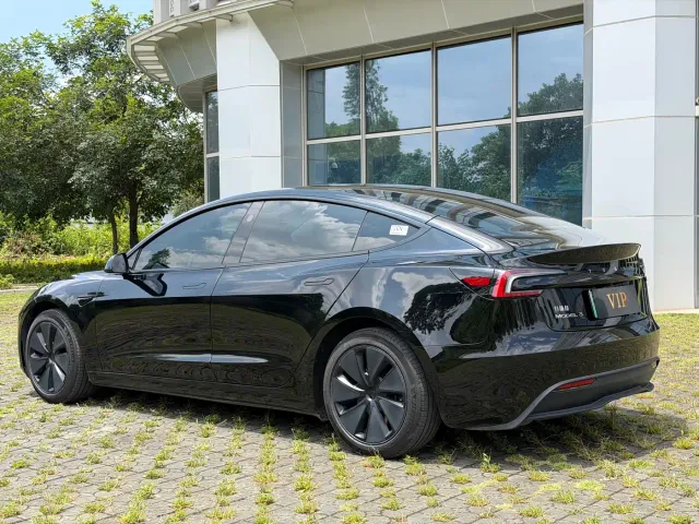 Tesla Model 3 — Фото автомобиля 6