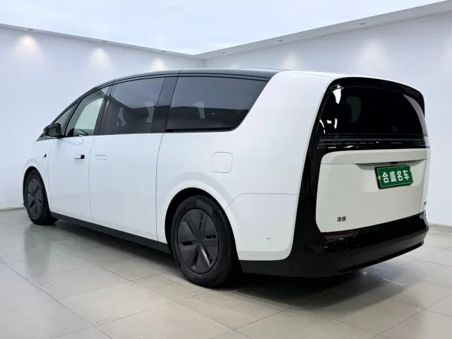 Li Auto MEGA — Фото автомобиля 6
