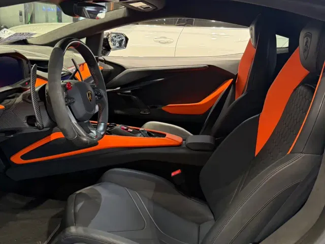 Lamborghini Revuelto — Фото автомобиля 15