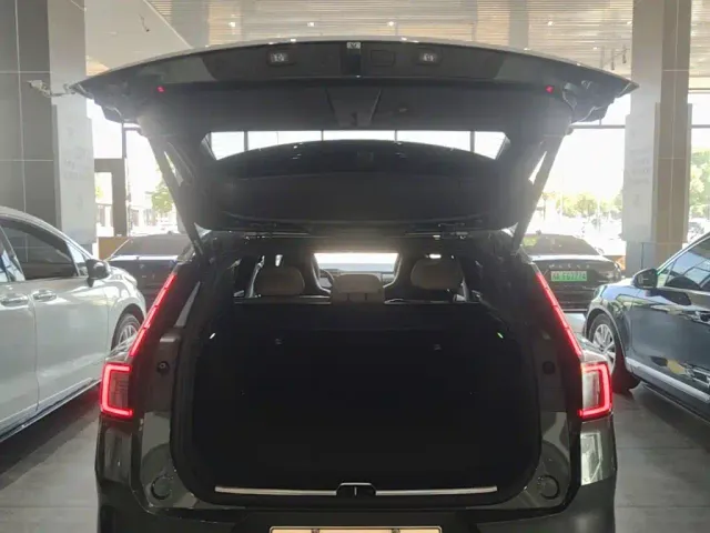 Volvo XC70 Plug-in Hybrid — Фото автомобиля 18