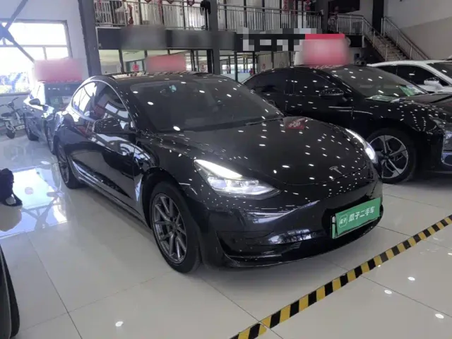 Tesla Model 3 — Фото автомобиля 3