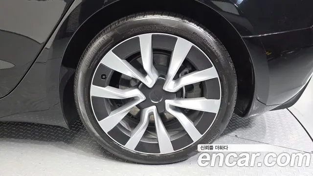 Tesla Model 3 — Фото автомобиля 5