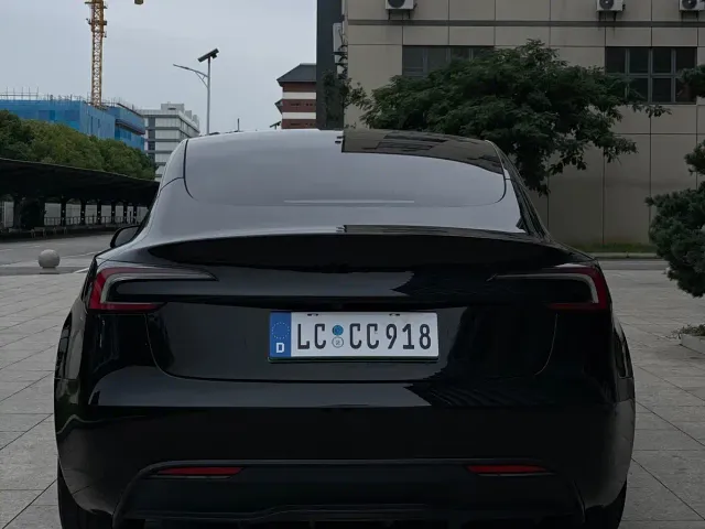 Tesla Model 3 — Фото автомобиля 10