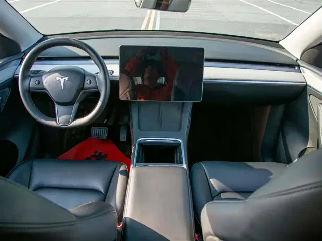Tesla Model Y — Фото автомобиля 16