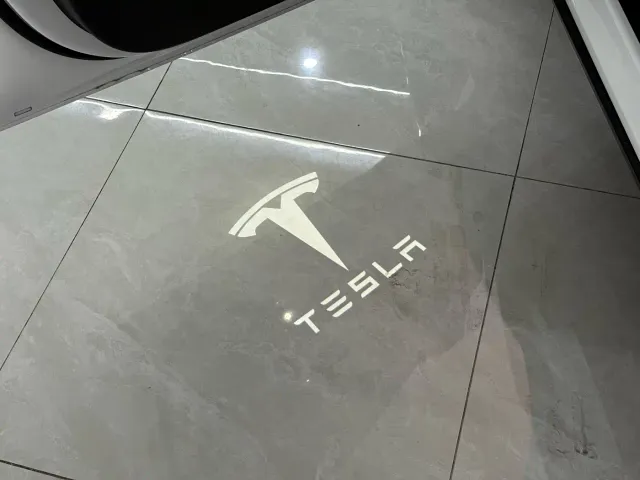 Tesla Model Y — Фото автомобиля 13
