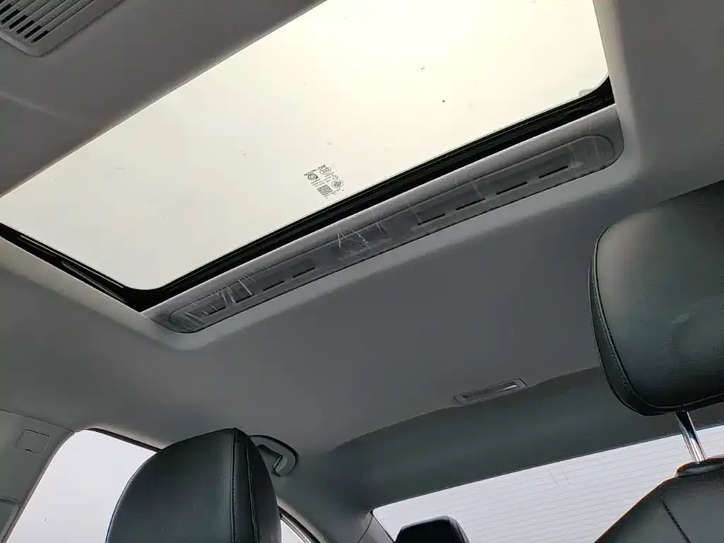 Roewe Roewe i5 2023 1.5L CVT Luxury Edition — Фото автомобиля 13