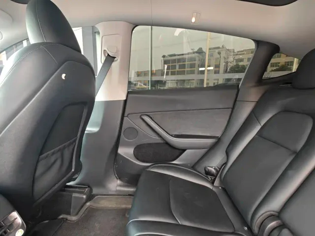 Tesla Model Y — Фото автомобиля 17