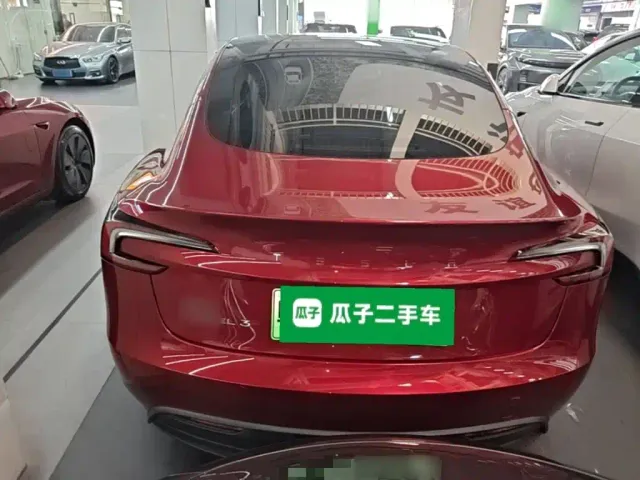 Tesla Model 3 — Фото автомобиля 5