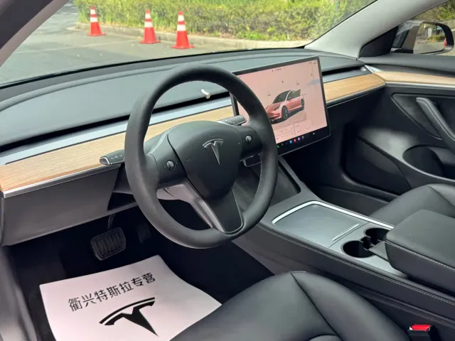 Tesla Model 3 — Фото автомобиля 4