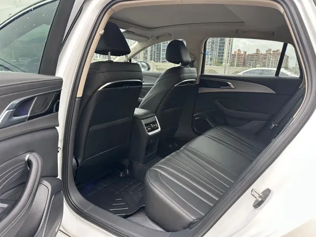 Hongqi H5 — Фото автомобиля 5