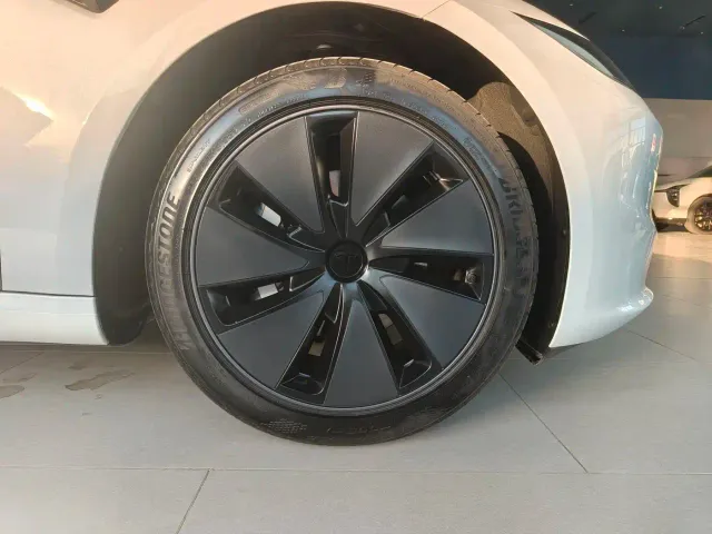 Tesla Model 3 — Фото автомобиля 16