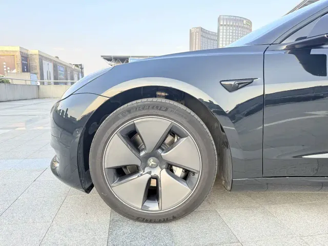 Tesla Model 3 — Фото автомобиля 14