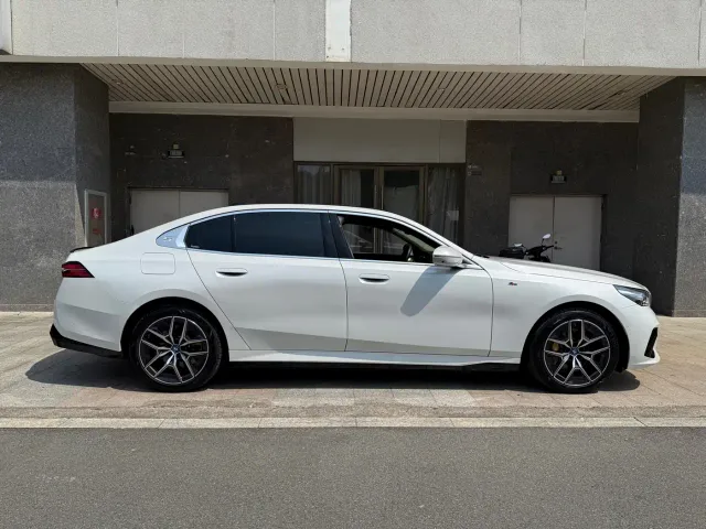 BMW i5 — Фото автомобиля 5