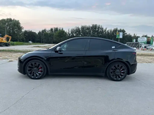 Tesla Model Y 2023 High Performance All-Wheel Drive Edition — Фото автомобиля 7