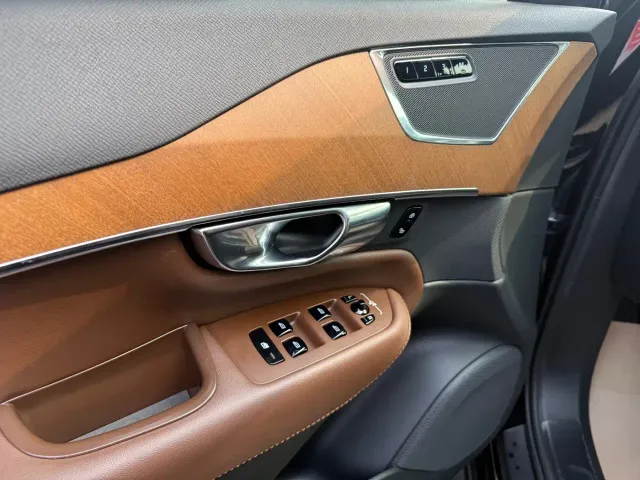 Volvo XC90 — Фото автомобиля 8