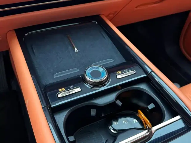 Lynk & Co 900 — Фото автомобиля 18