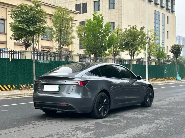 Tesla Model 3 — Фото автомобиля 9