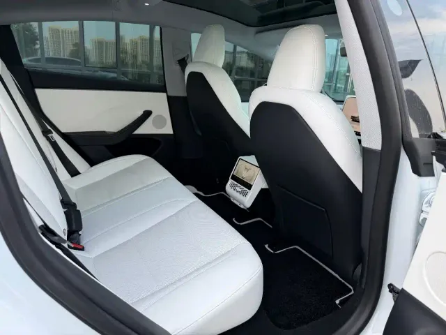 Tesla Model 3 — Фото автомобиля 13