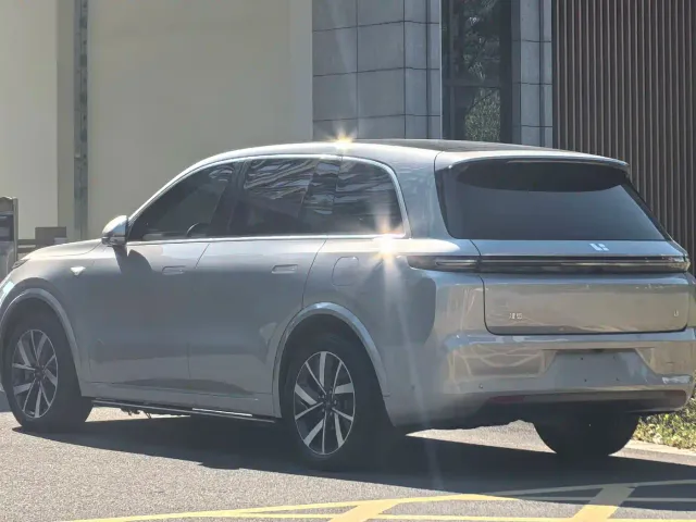 Li Auto L8 — Фото автомобиля 4