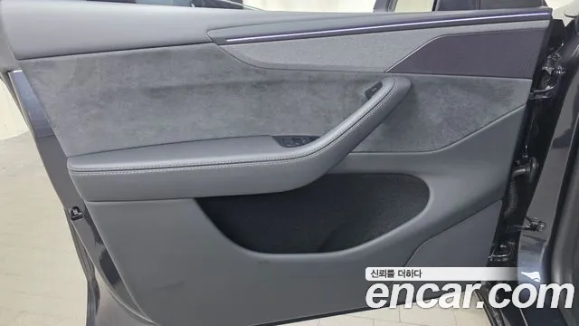 Tesla Model Y — Фото автомобиля 13